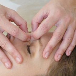 Osteopathie – Behanldung Nasenwurzel